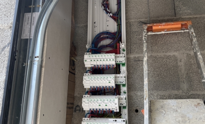 Coffret électrique dans une maison neuve, Tignieu-Jameyzieu, Fibre Élec